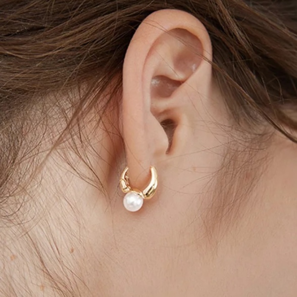 🤍Insta hoop pearl earrings - Picture 3 of 4